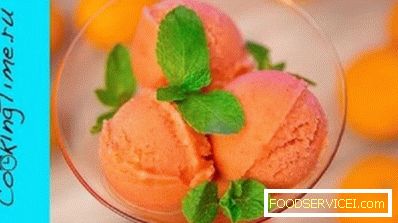 Lahodná mandarinka a jahodová sorbetová zmrzlina